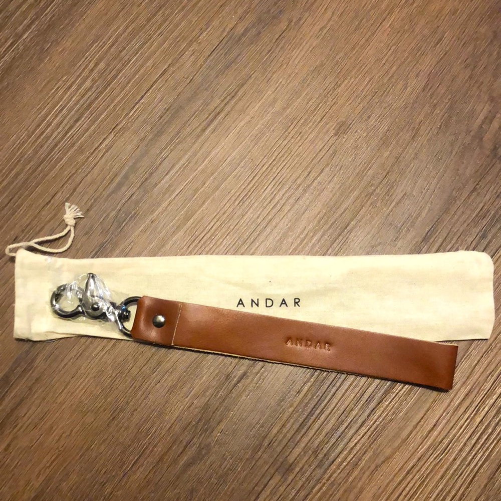 ✨NWT Andar Tether/ key leash✨